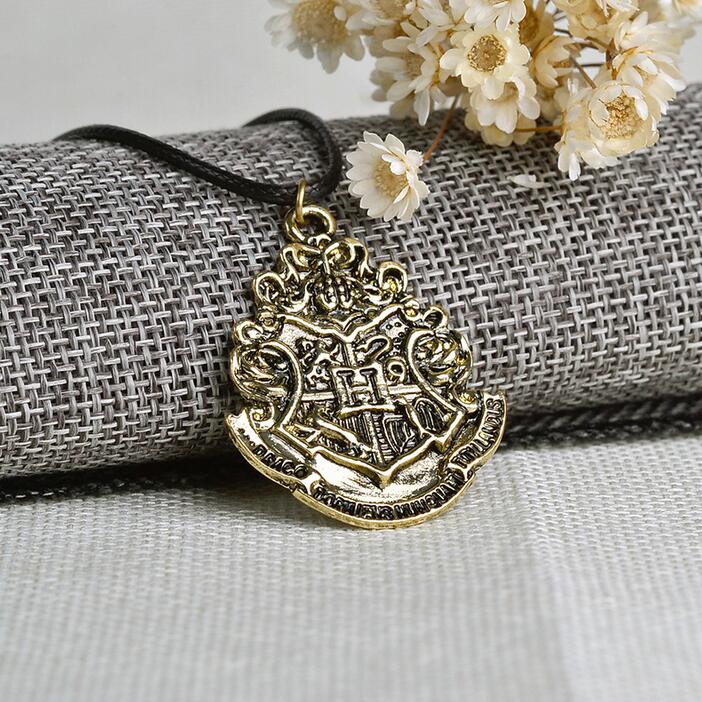 Harry Potter Hogwarts Magic School crest necklace